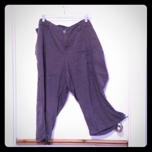 Grey linen blend capris with embroidered pattern